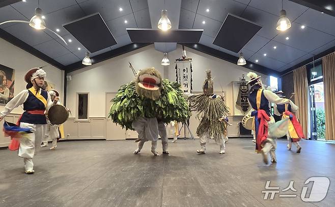 이천통산시의 네덜란드 호린험 이천거북놀이 공연 모습.(이천시 제공)