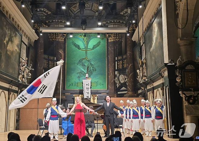 이천통신사의 벨기에 아뮤즈홀 공연 모습.(이천시 제공)