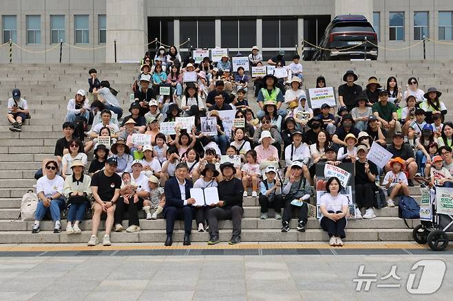 3일 한국1형당뇨병환우회에 따르면 율아와 아버지 박 씨는 지난달 23일부터 31일까지 8박 9일간 '1형당뇨 희망 걷기 대장정'을 진행했다. 김윤 국회의원과 율아, 박근용 씨 등 환우들이 대장정 마무리 기념촬영을 하고 있다.(한국1형당뇨병환우회 제공)