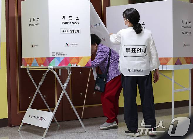 제21대 대통령 선거일인 3일 서울 서대문구 서울창서초등학교에 마련된 신천동 제5투표소를 찾은 유권자들이 투표하고 있다. 2025.6.3/뉴스1 ⓒ News1 김성진 기자