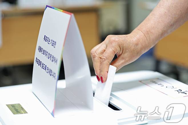 제21대 대통령선거 본투표 날인 3일 오전 광주 계림 1동 제2투표소(계림경로당)에서 유권자들이 한 표를 행사하고 있다. 2025.6.3/뉴스1 ⓒ News1 이승현 기자