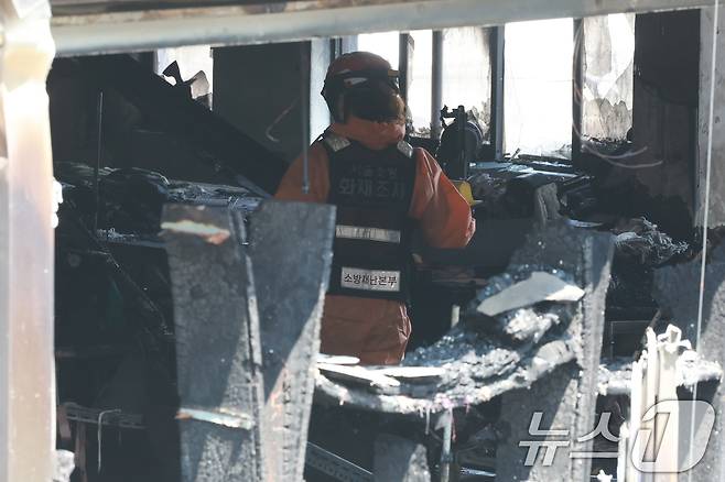 소방재난본부 관계자가 3일 오전 화재가 발생한 서울 중구 신당동의 한 봉제공장에서 화재조사를 하고 있다.   2025.6.3/뉴스1 ⓒ News1 김진환 기자