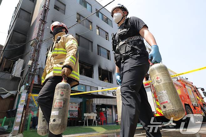3일 서울 중구 신당동 봉제공장에서 화재가 발생, 출동한 소방 대원들이 현장을 정리하고 있다.  2025.6.3/뉴스1 ⓒ News1 박정호 기자