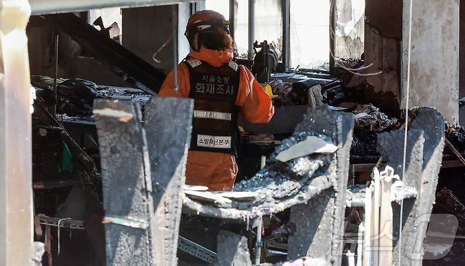 소방재난본부 관계자가 3일 오전 화재가 발생한 서울 중구 신당동의 한 봉제공장에서 화재조사를 하고 있다.  2025.6.3/뉴스1 ⓒ News1 김진환 기자