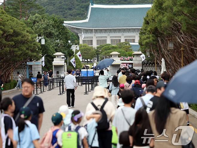 제21대 대통령 선거 투표일인 3일 서울 종로구 청와대에서 관람객들이 입장을 위해 줄을 서 있다. 2025.6.3/뉴스1 ⓒ News1 황기선 기자