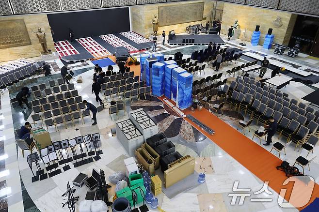 제21대 대통령 선거일인 3일 오전 서울 여의도 국회 로텐더홀에서 대통령 취임식 준비로 관계자들이 분주히 움직이고 있다. 2025.6.3/뉴스1 ⓒ News1 이광호 기자