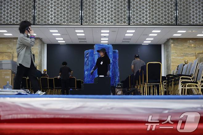 제21대 대통령 선거일인 3일 오전 서울 여의도 국회 로텐더홀에서 대통령 취임식 준비로 관계자들이 분주히 움직이고 있다. 2025.6.3/뉴스1 ⓒ News1 이광호 기자
