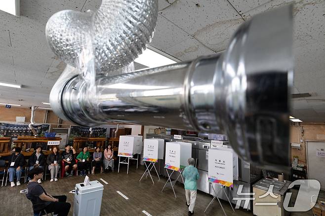 제21대 대통령 선거일인 3일 오전 경기 광명시의 한 음식점에 마련된 소하2동 제4투표소를 찾은 유권자가 투표하고 있다. 2025.6.3/뉴스1 ⓒ News1 이승배 기자