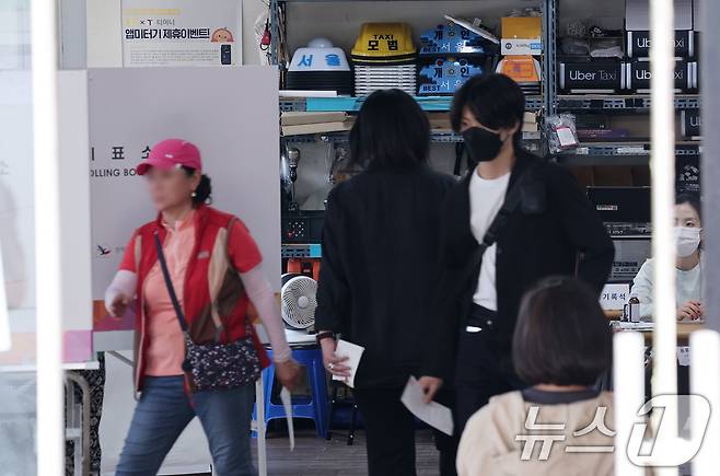 제21대 대통령 선거일인 3일 서울 서대문구 서울상사택시미터에 마련된 북가좌제2동 제7투표소를 찾은 유권자들이 투표를 하고 있다. 2025.6.3/뉴스1 ⓒ News1 김성진 기자