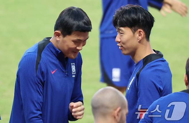 대한민국 축구 국가대표팀 손흥민과 김민재가 3일 오후 경기 고양시 고양종합운동장에서 가진 소집훈련을 참석하며 인사를 나누고 있다. 대표팀은 오는 5일 서울 상암월드컵경기장에서 팔레스타인과 2026 국제축구연맹(FIFA) 북중미 월드컵 3차 예선 1차전을 치른다. 2024.9.3/뉴스1 ⓒ News1 김도우 기자