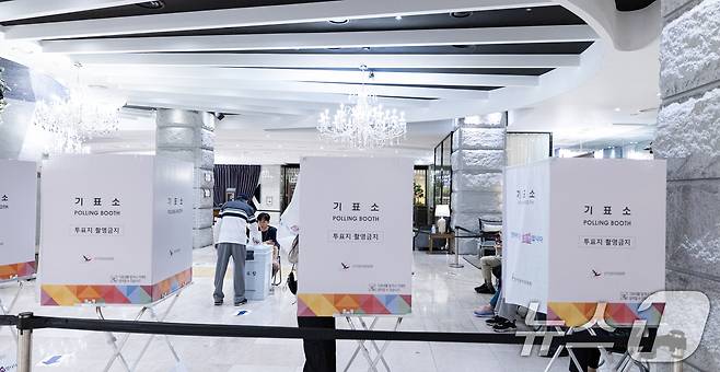 제21대 대통령 선거일인 3일 서울 구로구의 한 웨딩홀에 마련된 구로5동 제1투표소에서 유권자들이 투표하고 있다. 2025.6.3/뉴스1 ⓒ News1 이승배 기자