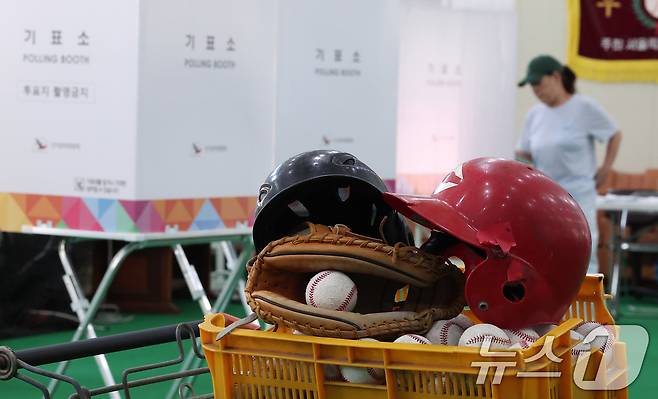 제21대 대통령 선거일인 3일 서울 중구 청구초등학교 야구부실내훈련장에 마련된 청구동 제1투표소를 찾은 유권자들이 투표하고 있다. 2025.6.3/뉴스1 ⓒ News1 김성진 기자