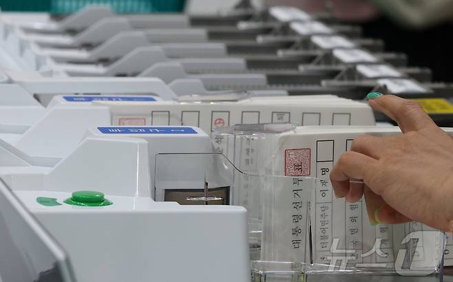 21대 대통령선거를 하루 앞둔 2일 대전 유성구 대전컨벤션센터에 마련된 개표소에서 유성구선관위 관계자들이 개표 준비 상황을 점검하고 있다. 2025.6.2/뉴스1 ⓒ News1 김기태 기자