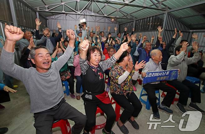 3일 오후 이재명 더불어민주당 대통령 후보의 고향인 경북 안동시 예안면 도촌리 경로당에 모여여 출구조사 결과를 지켜던 주민들이 이재명 후보가 앞선다는 소식에 환호성을 터뜨리고 있다. 2025.6.3/뉴스1 ⓒ News1 공정식 기자