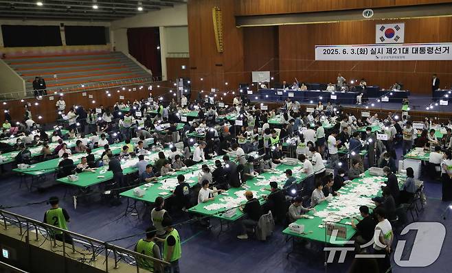 제21대 대통령 선거 투표가 종료된 3일 오후 부산 남구 국립부경대학교 대연캠퍼스 체육관에 마련된 개표소에서 개표사무원들이 투표지 분류 작업을 하고 있다. 2025.6.3/뉴스1 ⓒ News1 윤일지 기자