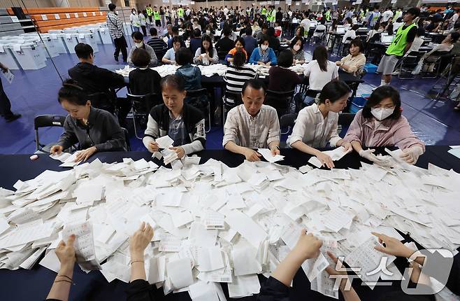 3일 오후 서울 서대문구 명지전문대 체육관에서 제21대 대통령선거 개표가 진행되고 있다. 2025.6.3/뉴스1 ⓒ News1 박지혜 기자