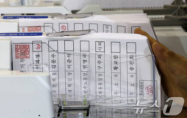 제21대 대통령 선거 투표가 실시된 3일 대전 서구 KT인재개발원에 마련된 개표소에서 투표지분류기에 투표용지가 분류되고 있다. 2025.6.3/뉴스1 ⓒ News1 김기태 기자