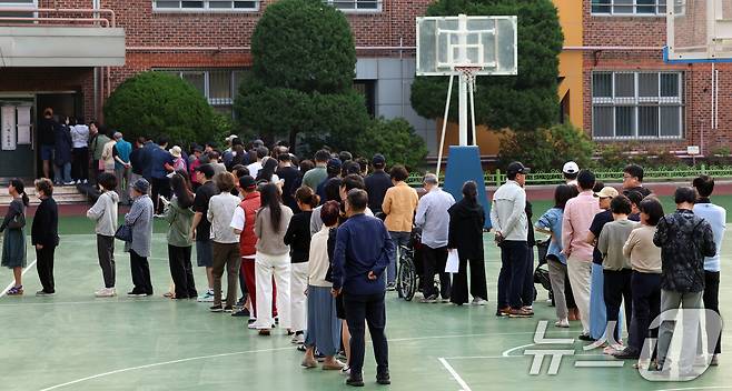 제21대 대통령선거일인 3일 오전 서울 서초구 서초4동 제3투표소가 설치된 원명초등학교에서 주민들이 길게 줄서서 투표를 기다리고 있다.2025.6.3/뉴스1 ⓒ News1 김명섭 기자