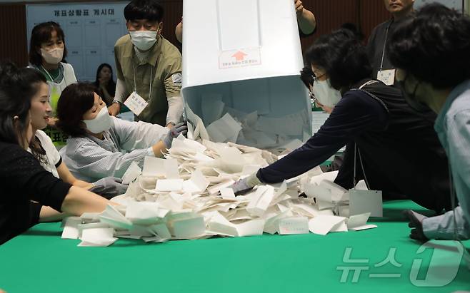 21대 대통령선거 투표일인 3일 오후 8시 울산 북구 오토밸리복지센터 체육관에서 개표사무원들이 투표지를 분류하고 있다. 2025.6.3/뉴스1 ⓒ News1 김세은 기자