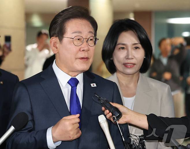 이재명 더불어민주당 대통령 후보가 3일 밤 당선이 확실시된 가운데 김혜경 여사와 인천 계양구 자택에서 나와 소감을 밝히고 있다. 2025.6.3/뉴스1 ⓒ News1 이동해 기자