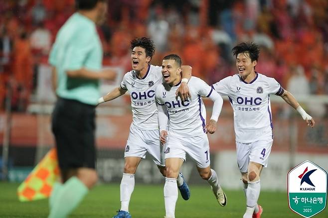 안양 마테우스(가운데)가 16라운드 강원전에서 득점한 뒤 동료들과 기쁨을 나누고 있다. 사진 | 한국프로축구연맹