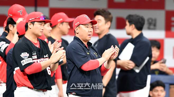 이범호 감독이 경기가 끝난 후 선수들에게 박수를 보내고 있다. 사진 | 스포츠서울 DB