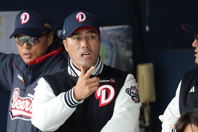 조성환 감독 대행이 작전 지시를 하고 있다. 사진 | 두산 베어스
