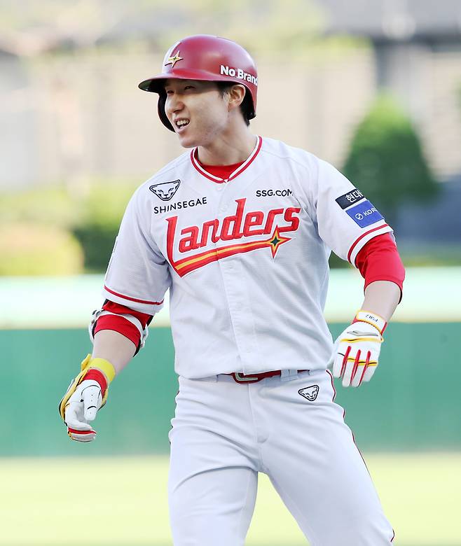 SSG 박성한이 3일 인천SSG랜더스필드에서 열린 2025 KBO리그 삼성전에서 안타를 때린 후 기뻐하고 있다. 사진 | SSG 랜더스