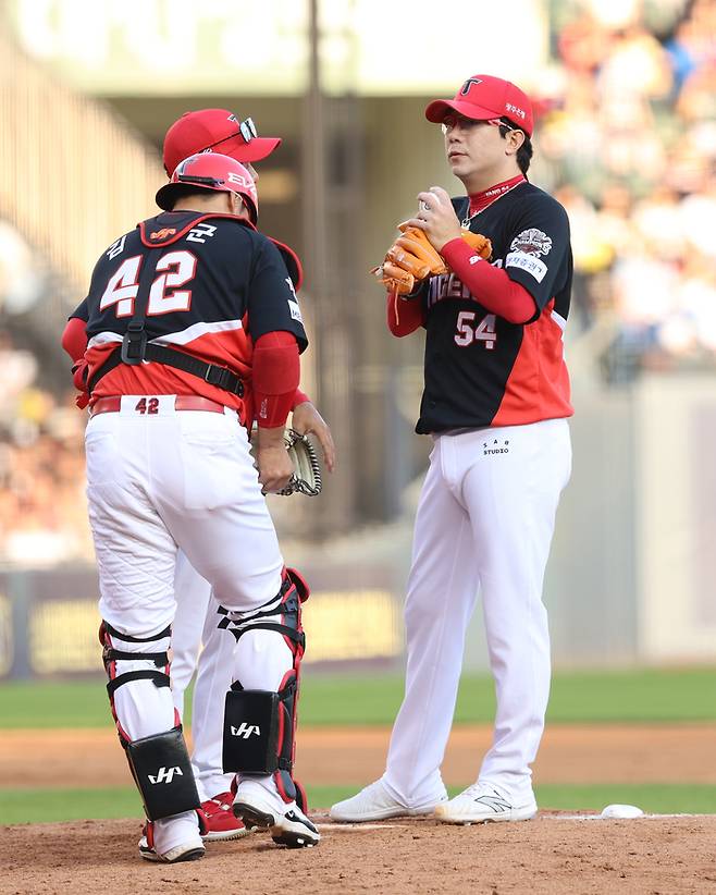 양현종이 김태군과 이야기를 나누고 있다. 사진 | KIA 타이거즈
