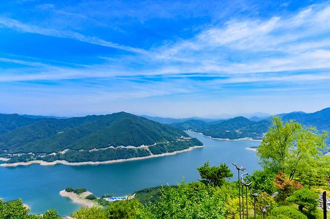 ◇청풍호반 케이블카를 이용해 오른 비룡산 정상에서 마주한 청풍호의 풍경은 자연의 웅장함을 느끼기에 충분하다. 사진제공=지엔씨21