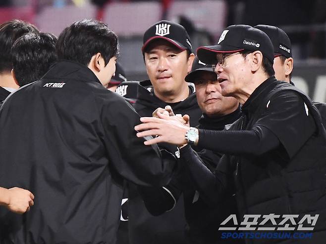 16일 광주 기아 챔피언스필드에서 열린 KT-KIA전. KT가 3대0으로 승리했다. 이강철 감독이 승리투수 오원석을 격려하고 있다. 광주=정재근 기자 cjg@sportschosun.com/2025.4.16/