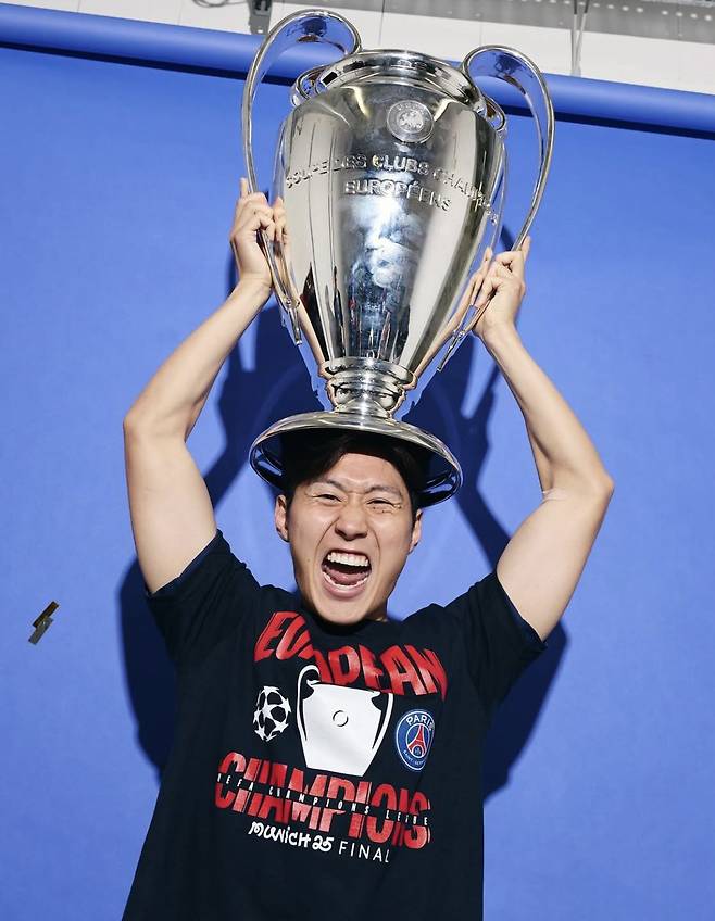 [스포츠조선 강우진 기자]이강인이 이번 여름 이적시장 파리 생제르망(PSG)의 최우선 매각 순위가 될 수도 있겠다. 유럽축구연맹(UEFA) 챔피언스리그에서 우승을 거둔 PSG는 다음 시즌 대규모 영입을 준비 중이다. 기존의 전력도 충분하지만 여기서 안주하지 않겠다는 것이다. 이를 위한 이적 자금이 필요하다. 전력 외 선수들의 매각은 필수다.

프랑스 르10스포츠는 2일(한국시각) "루이스 엔리케 PSG 감독은 팀의 핵심 선수들을 확정했으며, 몇몇 선수들에게 이번 여름 이적시장은 새로운 클럽을 찾을 기회가 될 수도 있다. 여기에는 이강인과 곤살로 하무스가 포함된다"라고 보도했다. 사진=SNS