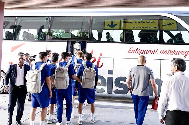 바스라국제공항/ 2026 FIFA 북중미 월드컵 3차예선/ 한국 vs 이라크/ 이라크원정/ 전세기/ 공항도착/ 선수단이동/ 방탄버스/ 사진 김정욱
