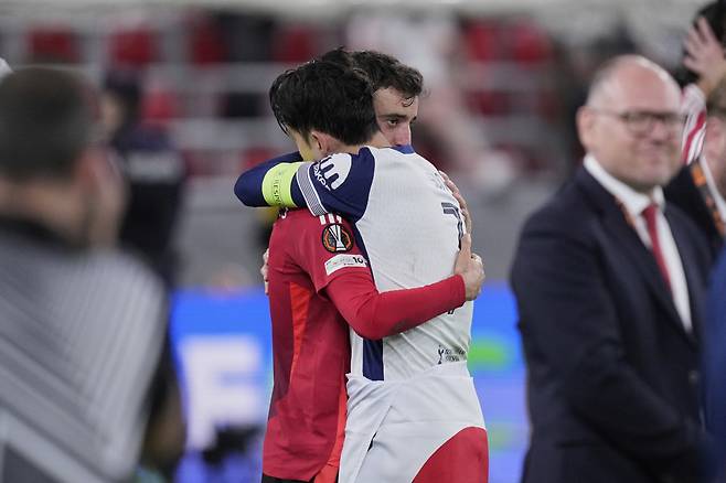 유럽유로파리그 결승전을 마치고 브루노 페르난데스를 위로하는 손흥민. AP연합뉴스