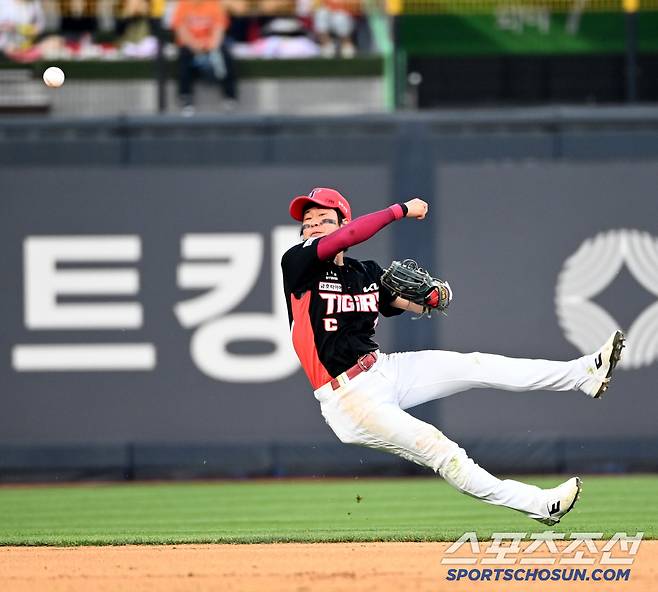 1일 수원KT위즈파크에서 열린 KIA와 KT의 경기, 6회말 KIA 유격수 박찬호가 KT 로하스의 타구를 몸을 날려 잡은 후 1루 악송구를 범하고 있다. 수원=허상욱 기자wook@sportschosun.com/2025.06.01/