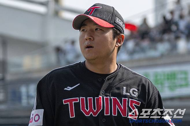 LG 송승기가 이닝을 마치고 더그아웃으로 들어가고 있다. 사진제공=LG 트윈스