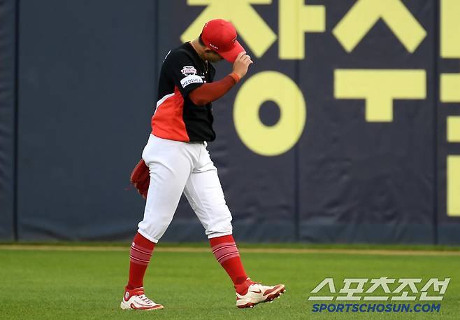 3일 잠실구장에서 열린 두산 베어스와 KIA 타이거즈의 경기. 5회초 2사 2루 KIA 우익수 최원준이 두산 케이브 뜬공을 포구 실책한 뒤 아쉬워하고 있다. 잠실=박재만 기자 pjm@sportschosun.com/2025.06.03/