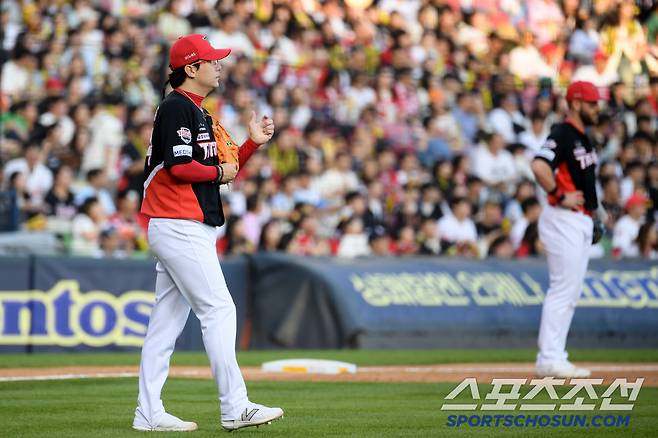 3일 잠실구장에서 열린 두산 베어스와 KIA 타이거즈의 경기. 5회초 2사 2루 KIA 우익수 최원준이 두산 케이브 뜬공을 포구 실책하자 양현종이 아쉬워하고 있다. 잠실=박재만 기자 pjm@sportschosun.com/2025.06.03/