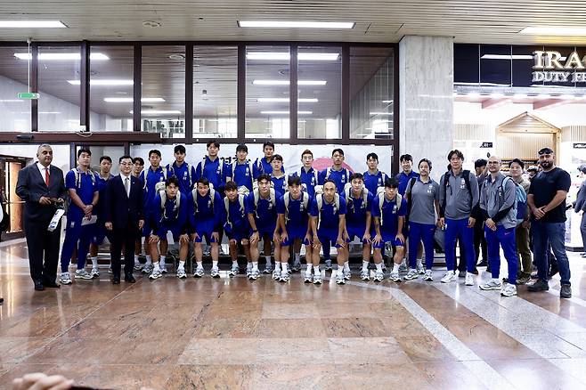 바스라국제공항/ 2026 FIFA 북중미 월드컵 3차예선/ 한국 vs 이라크/ 이라크원정/ 전세기/ 공항도착/ 주이라크대한민국대사관/ 현수막/ 단체/ 사진 김정욱