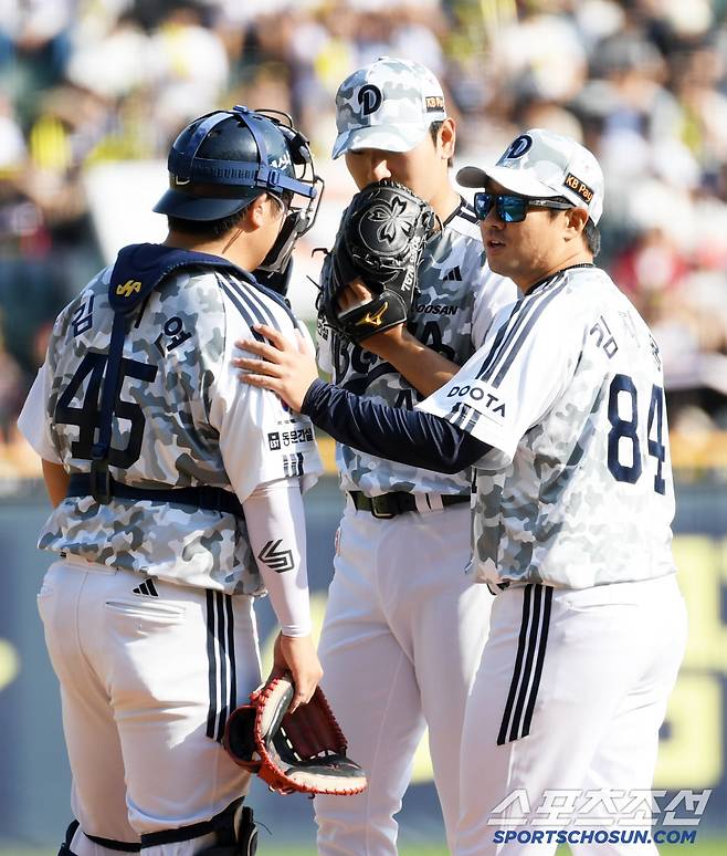 3일 잠실구장에서 열린 두산 베어스와 KIA 타이거즈의 경기. 두산 선발 곽빈을 찾은 김지용 코치. 잠실=박재만 기자 pjm@sportschosun.com/2025.06.03/