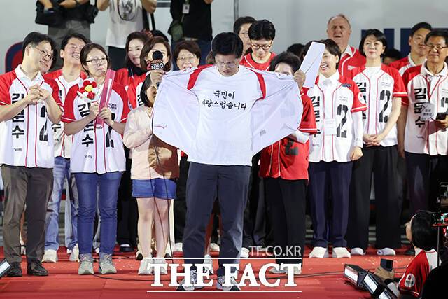 반(反)이재명 정서를 자극해 전통 지지층을 넘어 이번 선거의 판세를 결정 지을 부동·중도층 표심을 잡기 위한 의지로 풀이된다. /뉴시스