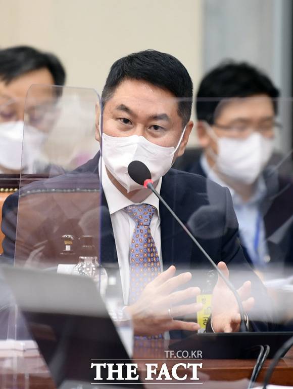 이석우 대표(사진)는 두나무의 경영 고문으로 남게 된다. /이새롬 기자