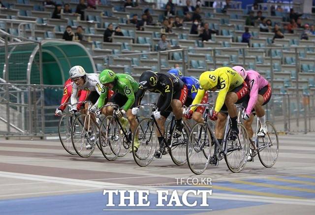 광명스피돔에서 선수들이 결승선을 앞두고 치열한 접전을 벌이고 있다./국민체육진흥공단