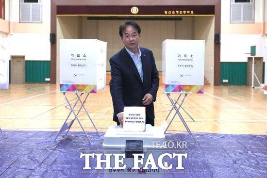 제21대 대통령 선거 본투표가 시작된 3일 오전 경기 고양시 일산동구 식사동 일산은행초등학교 투표소를 찾은 이동환 고양시장이 자신의 한 표를 행사하고 있다./고양시