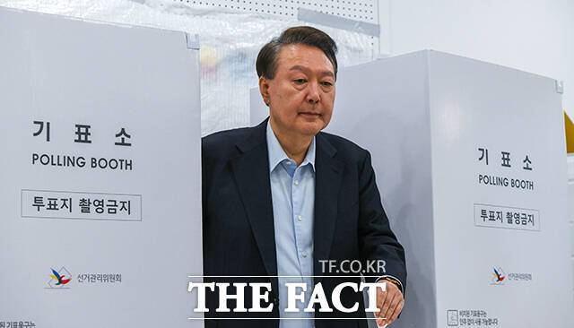 윤석열 전 대통령이 제21대 대통령선거 투표일인 3일 오전 서울 서초구 서초동 원명초등학교에 마련된 서초4동투표소에서 투표를 하고 있다. /임영무 기자