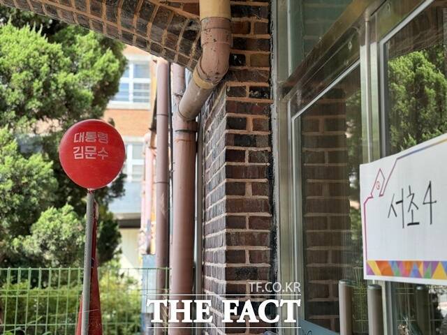 제21대 대통령선거(대선) 본투표일인 2일 투표소를 찾은 윤석열 전 대통령 지지자들이 소란을 벌였다. 일부는 부정선거를 주장하며 투표소 앞을 지켰다. 사진은 이날 오전 8시53분께 서울원명초등학교 서초4동 제4투표소에 '대통령 김문수'라고 적힌 빨간색 풍선이 투표소 입구에 세워져 있는 모습. /정인지 기자