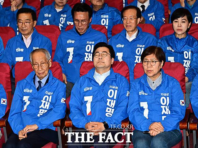 긴장된 표정으로 출구조사 결과 발표 기다리는 윤여준·박찬대·정은경 상임총괄선대위원장(왼쪽부터).