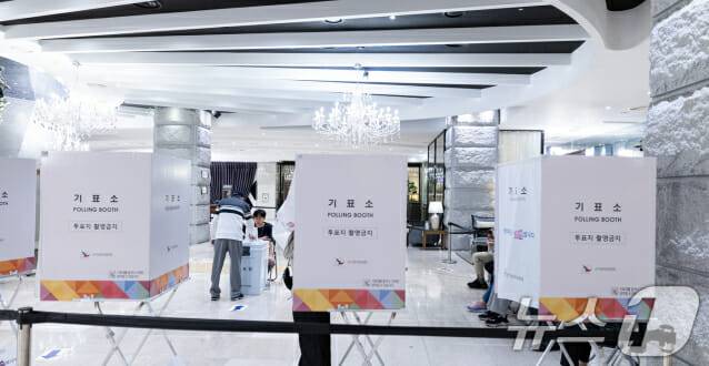 제21대 대통령 선거일인 3일 서울 구로구의 한 웨딩홀에 마련된 구로5동 제1투표소에서 유권자들이 투표하고 있다. (사진=뉴스1)