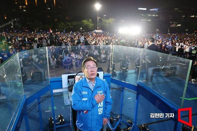 이재명 더불어민주당 대선 후보가 2일 서울 여의도공원 문화의마당에서 열린 마지막 유세에서 애국가를 부르고 있다. 김현민 기자