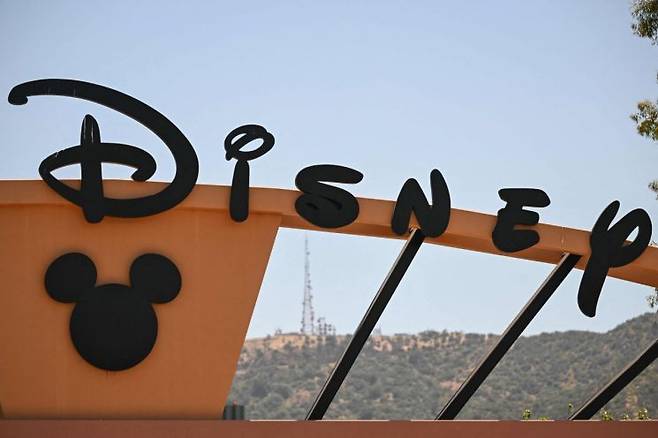 디즈니가 영화와 TV 부문에서 수백 명 규모의 인력 감원에 나섰다. AFP연합뉴스